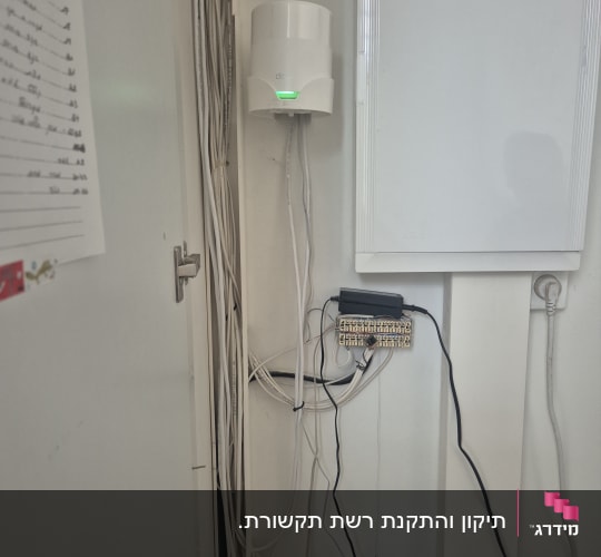 התקנת יחידת MESH מסוג TP-Link Deco ותשתית כבלי תקשורת על קיר